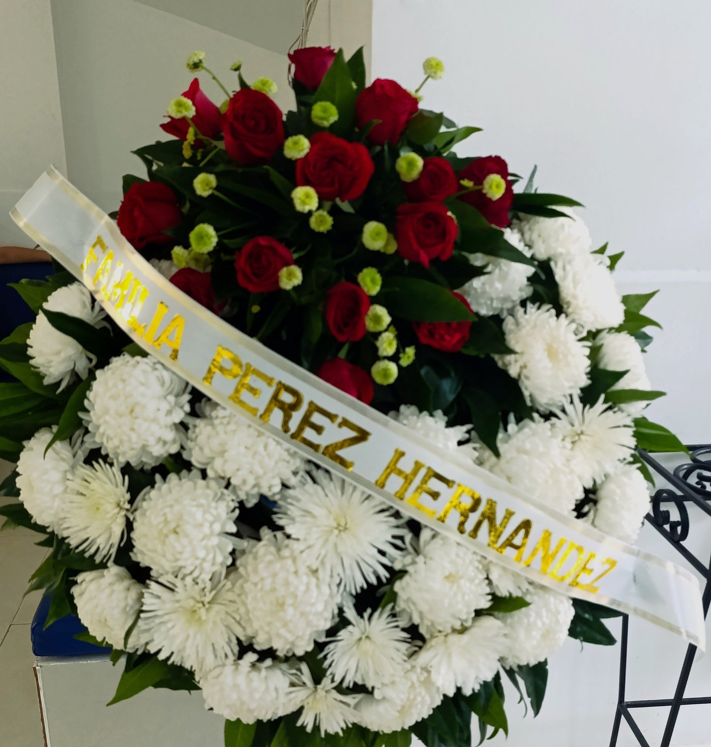 Corona Fúnebre Crisantemos y Rosas