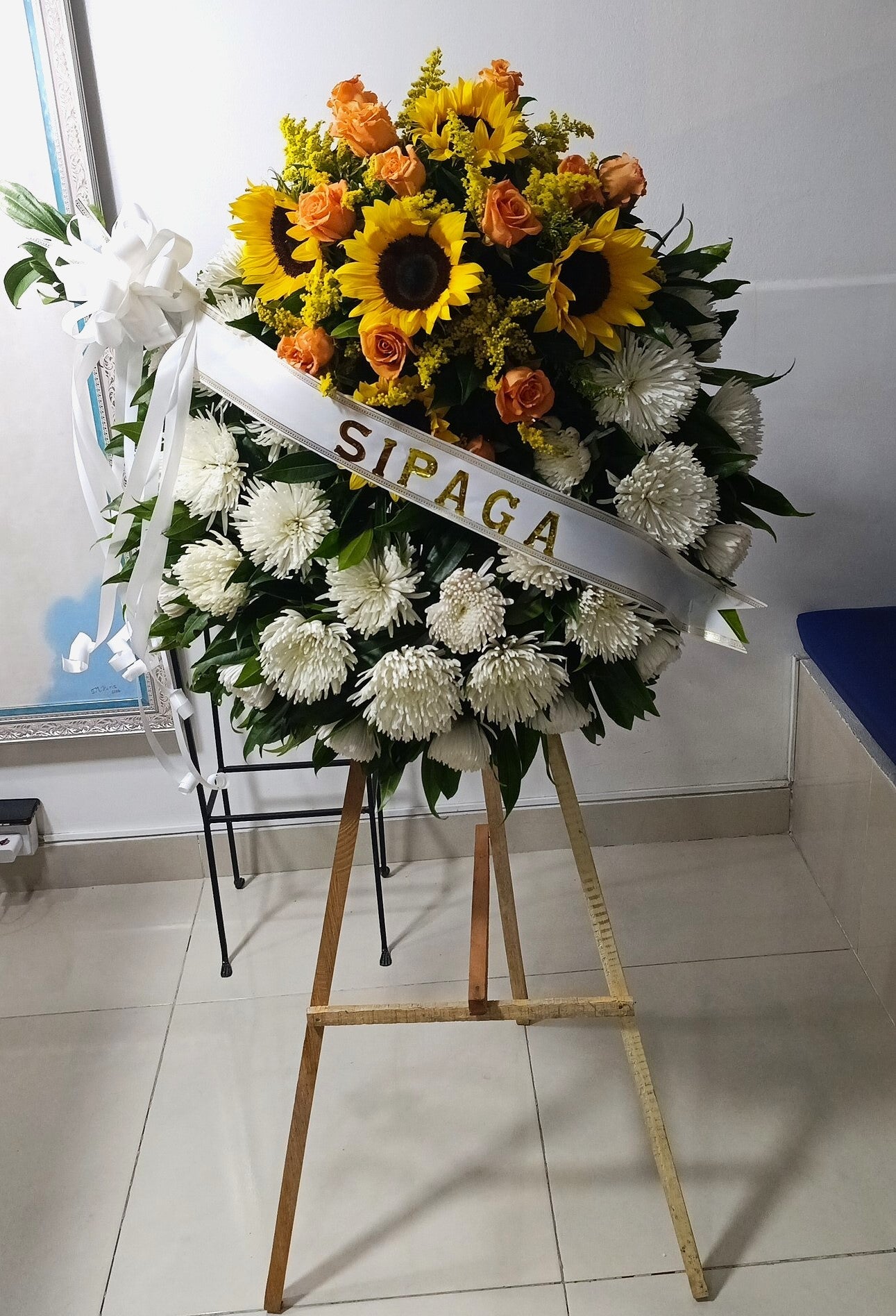 Corona Fúnebre Rosas, Fully y Girasoles