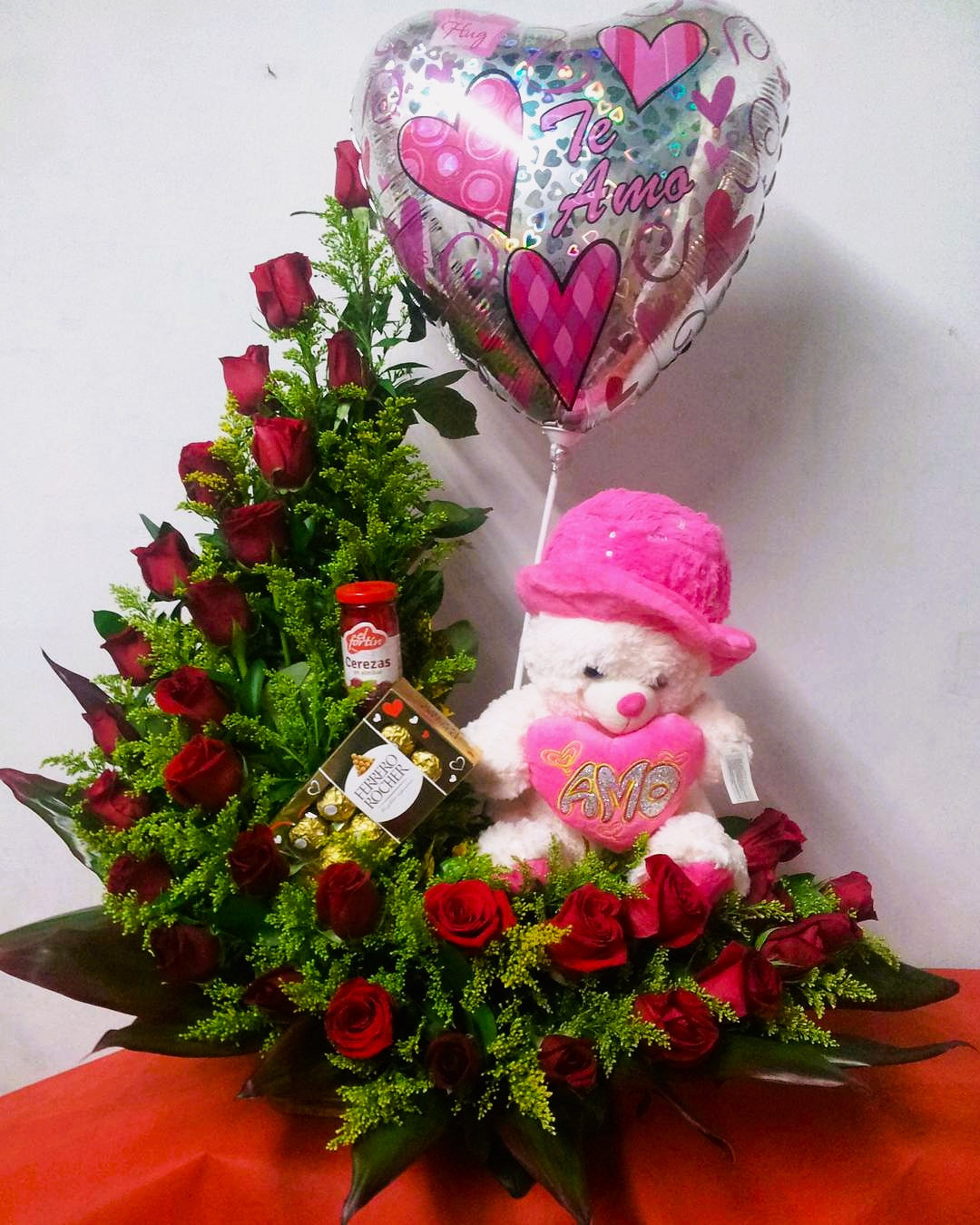 Media Luna Rosas, Cerezas, Chocolates y Peluche