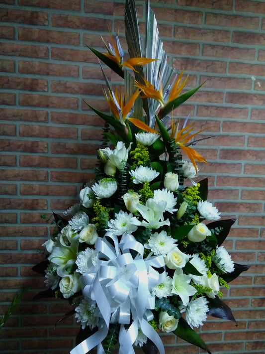 Ramo Tradicional Fúnebre Rosas y Aves del Paraíso