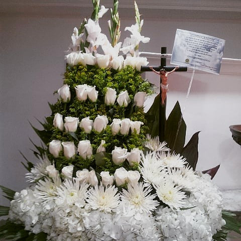 Ramo Tradicional Fúnebre Rosas, Fully y Hortensias